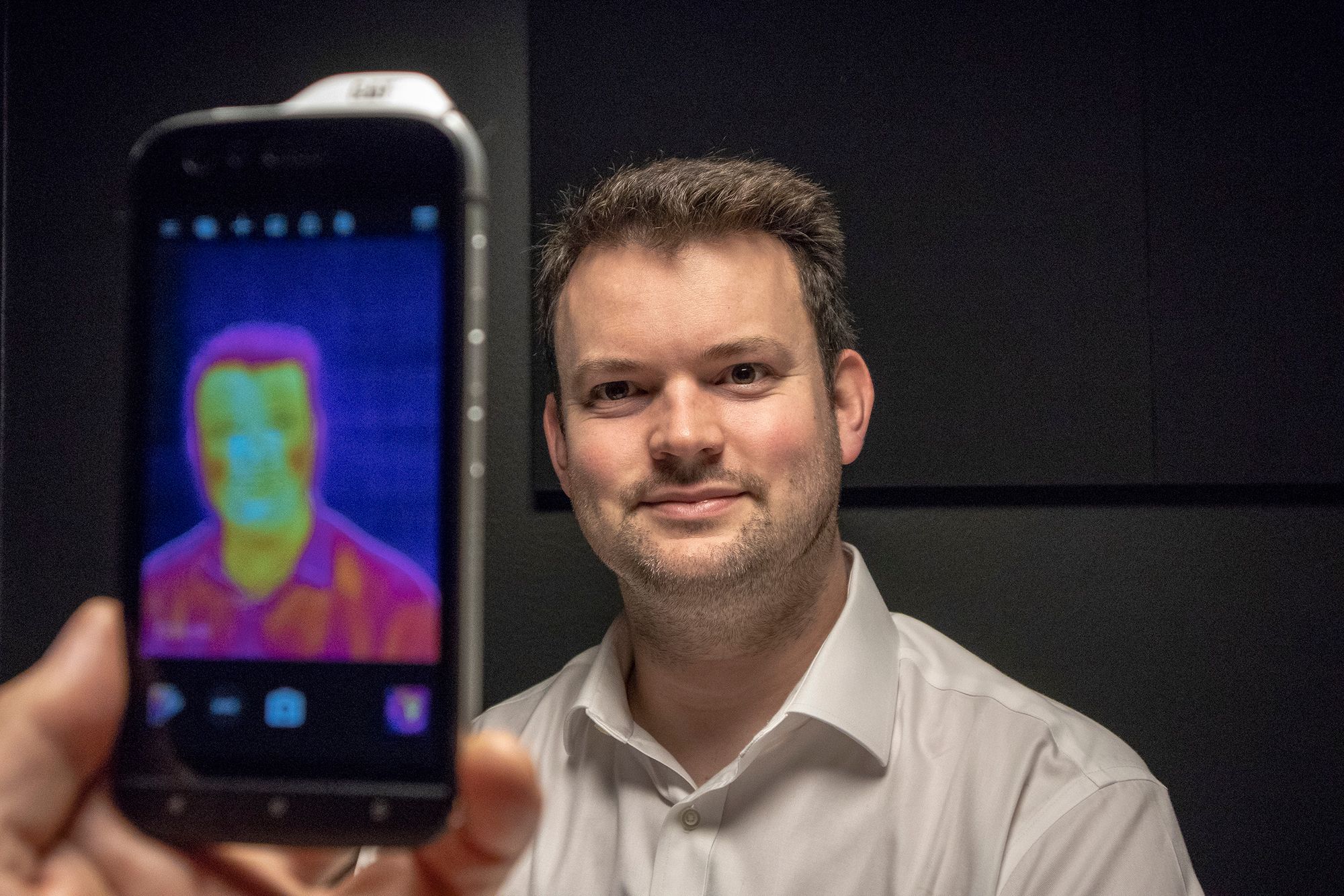 Vi har testet mobilen med termokamera, lasermåler og Vi har testet mobilen med termokamera, lasermåler og